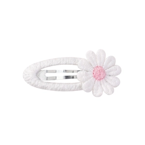 Détail de la pince à cheveux marguerite brodée avec poignée en métal tissé blanc