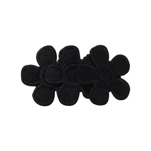 Détail des barrettes à fleurs brodées noires avec trois pétales de fleurs texturés