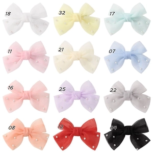 Vue macro de barrettes à perles en tulle pour filles dans divers coloris assortis