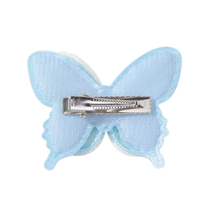Détail de la pince croco en métal argenté au dos de la barrette papillon en dentelle bleue