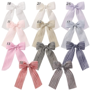 Détails de 11 barrettes nœuds colorées en mousseline avec des rayures métallisées chic