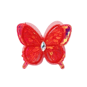 Détail de la pince à cheveux papillon en dentelle rouge double couche brodée