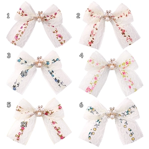 Set dettagliato di sei fermagli per capelli in pizzo floreale con perle e strass per bimba