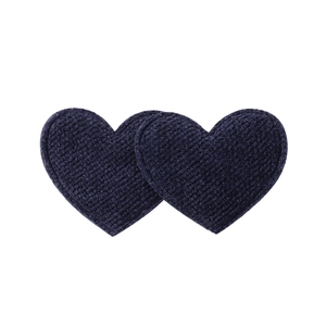 Nahaufnahme von dunkelblauen Cord-Herz-Patches mit gerippter Oberfläche und Nahtdetails