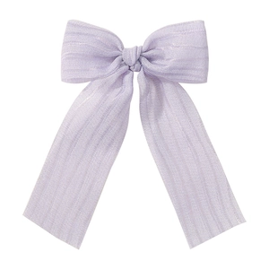 Détail du nœud papillon en coton et lin lavande avec ruban à texture scintillante