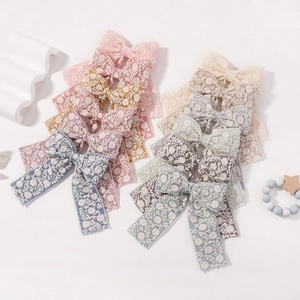 Lot de huit barrettes nœuds en dentelle brodée florale en diverses couleurs pastel