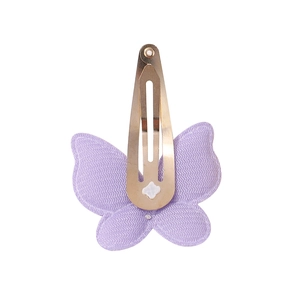 Vue détaillée d'une barrette papillon violette faite main avec broderie et clip en métal doré