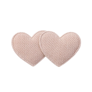 Nahaufnahme der rosa herzförmigen Haarspangen mit weicher Rippstrick-Textur für Mädchen