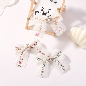 Set di 3 fermagli per capelli in pizzo per bambina con fiori e dettagli in perle
