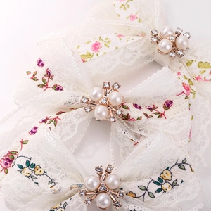 Fermaglio per capelli stile principessa in pizzo bianco con fiori e centro di perle