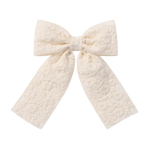 Détail du nœud en dentelle crème avec broderies florales 3D élégantes pour cheveux