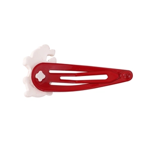 Détail d'une barrette BB en émail rouge ornée d'un petit lapin en résine blanc