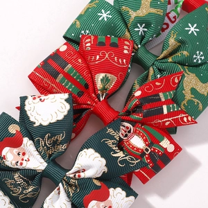 Fiocchi per capelli natalizi con nastri rossi e verdi decorati con renne e fiocchi di neve