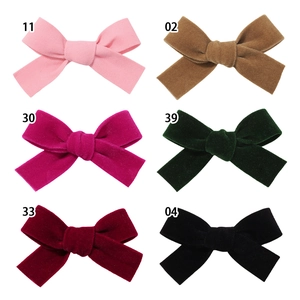Vue détaillée de six barrettes à nœud en velours de couleurs variées avec codes SKU
