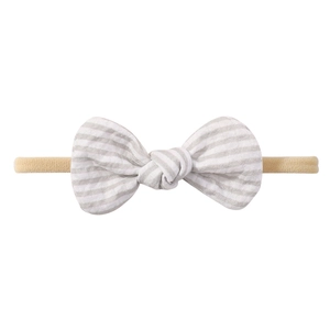 Detail eines Baby Stirnbands mit grau gestreifter Baumwollschleife und elastischem Band