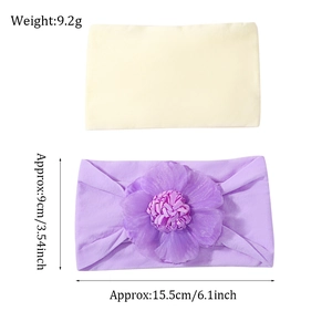 Dettaglio fasce neonata con fiori e dimensioni del prodotto di 15,5 x 9 cm in vista
