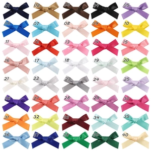Detailed chart showing 40 different colors of 4.5cm satin ribbon bow hair clips for girls