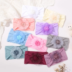 Dettaglio set fasce per neonati in nylon morbido con grandi fiori in dieci colori diversi
