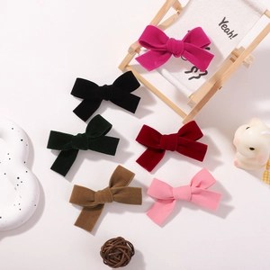 Lot détaillé de six barrettes à cheveux en velours coloré pour femmes de style vintage