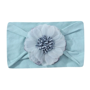 Dettaglio della fascia per neonati in nylon azzurro con decorazione floreale a strati