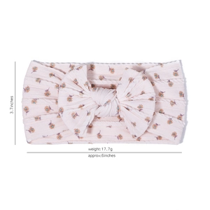 Détail du bandeau bébé en jacquard rose à fleurs avec dimensions de 6x3,7 pouces