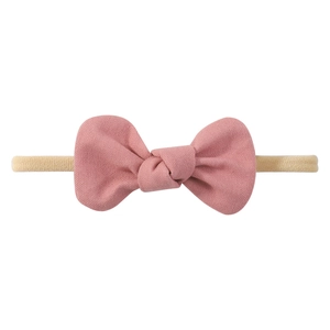 Nahaufnahme von Baby-Haarband mit staubrosa Leinenschleife und elastischem Nylonband