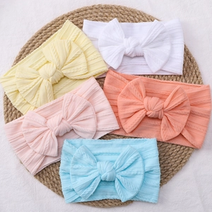 Détail du lot de 5 bandeaux bébé avec nœuds en maille texturée aux couleurs pastel