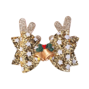 Détail de pince à cheveux de Noël à bois de renne avec paillettes d'or et clochettes