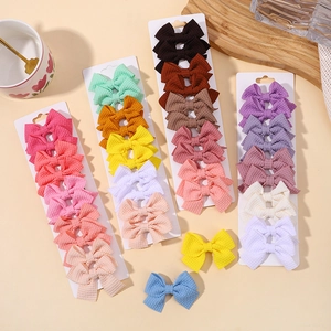 Dettaglio dei set di fermagli per capelli in tessuto waffle colorato per bambine