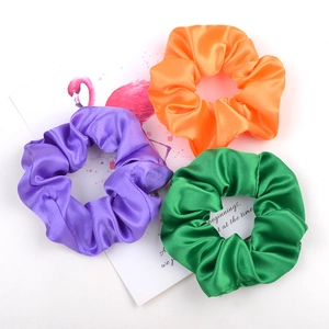 Lot de 3 chouchous en satin violet, orange et vert avec une texture soyeuse et lisse