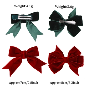 Détail de nœuds à cheveux en velours rouge et vert avec pinces et dimensions indiquées