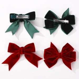 Lot de quatre barrettes à nœud en velours rouge et vert avec pinces croco en métal argenté