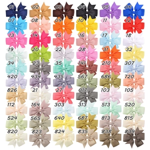 Grille détaillée montrant 60 couleurs de pinces à nœud en gros-grain pour enfants