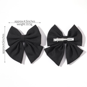 Détail d'une pince à cheveux à nœud en satin noir de 4,5 pouces avec clip crocodile