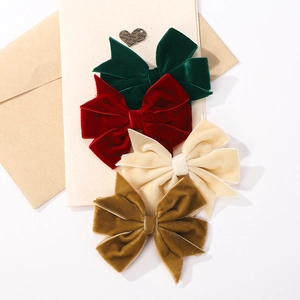 Lot de quatre barrettes à nœud en velours vintage en vert, rouge, crème et caramel