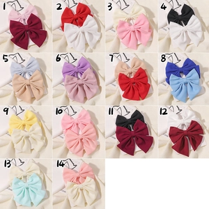 Détail de 14 ensembles de barrettes à nœuds colorés en tissu pour filles sur cartes