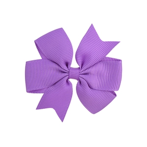 Vue détaillée de la texture du ruban gros-grain violet sur la pince à cheveux artisanale