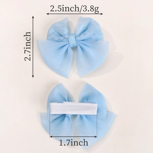 Vue détaillée des barrettes à nœuds en maille bleu clair montrant le devant et le clip en ruban