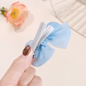 Gros plan sur la pince à cheveux en tulle bleu faite main avec ruban tissé