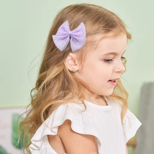 Barrette à nœud en organza violet pour filles portée sur le côté avec boucle d'oreille