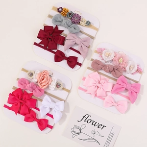 Vue détaillée de bandeaux élastiques en velours côtelé avec fleurs et perles pour bébés