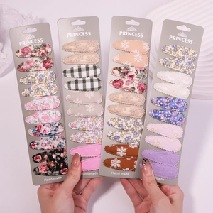 Vue détaillée de l'ensemble de 10 barrettes BB avec broderie florale et tissus à carreaux