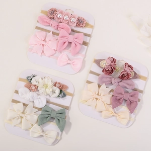 Vue détaillée de bandeaux bébé en nylon avec nœuds en velours côtelé et fleurs