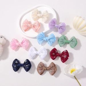 Plat de nœuds papillon colorés en satin à double couche avec motifs de papillons argentés