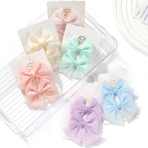 Détail de six ensembles de barrettes à nœuds en organza aux couleurs pastel