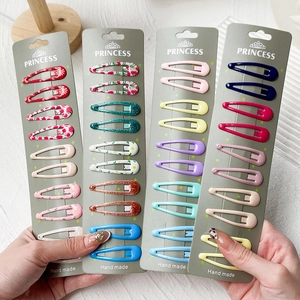 Lot de dix barrettes colorées avec motifs floraux et fruités sur carte de support