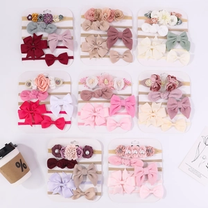 Vue à plat de plusieurs bandeaux bébé avec nœuds en velours et fleurs en tissu