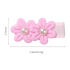 Dettaglio fermaglio a fiori in tessuto rosa con dimensioni di 1,5 pollici di larghezza e 0,75