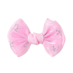 Détail d'un nœud papillon rose avec des motifs argentés et texture en tissu pailleté