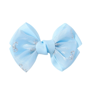 Vue macro détaillée de la pince à cheveux à double nœud en satin et organza bleu clair
